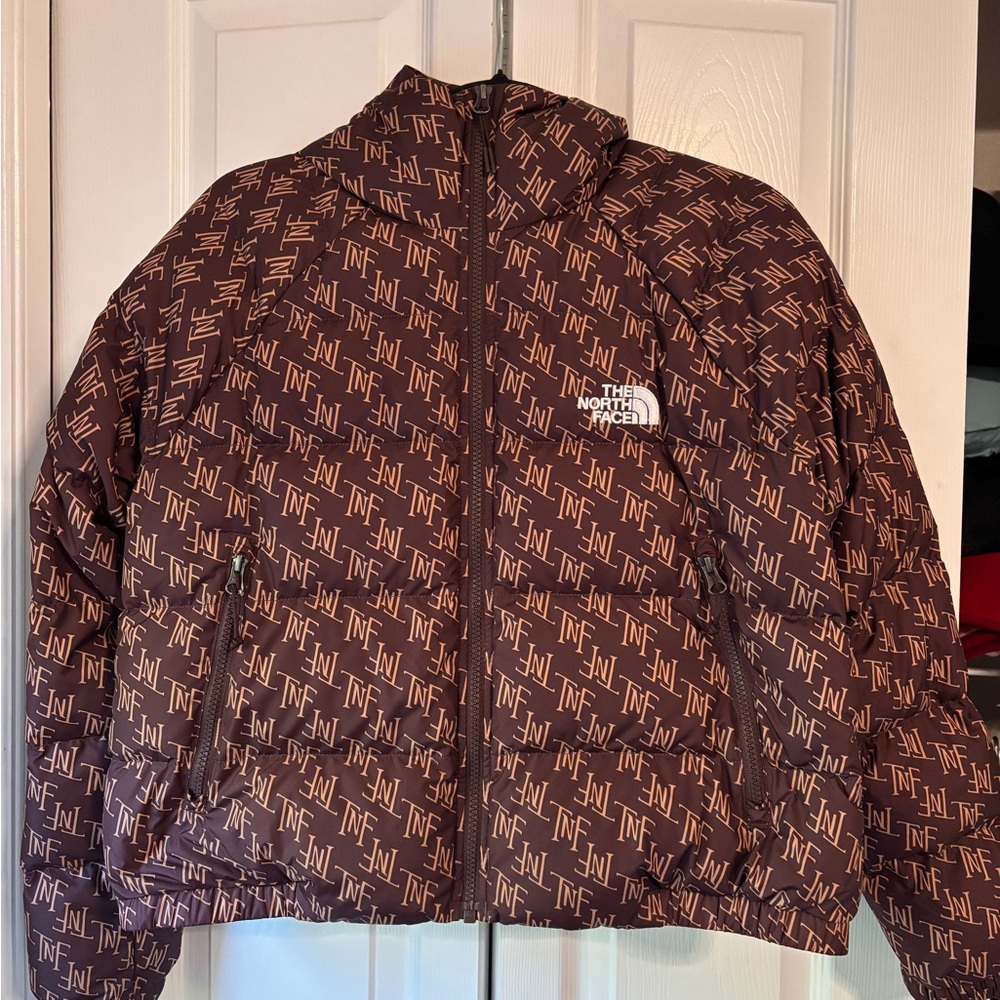 The North Face 2000 Retro Nuptse Jacket
Brown/Gold TNF monogram print